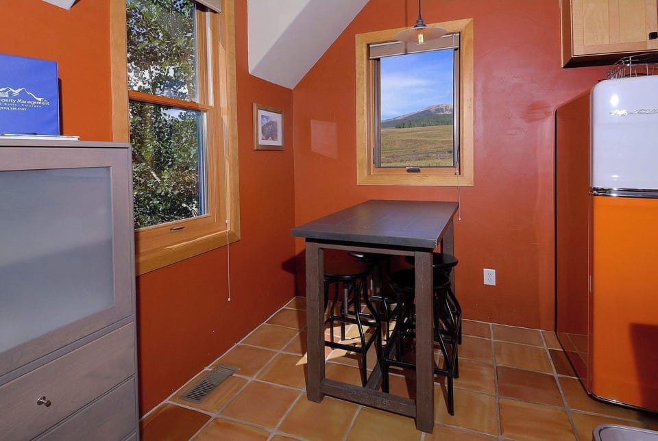 Dining nook w/4 stools