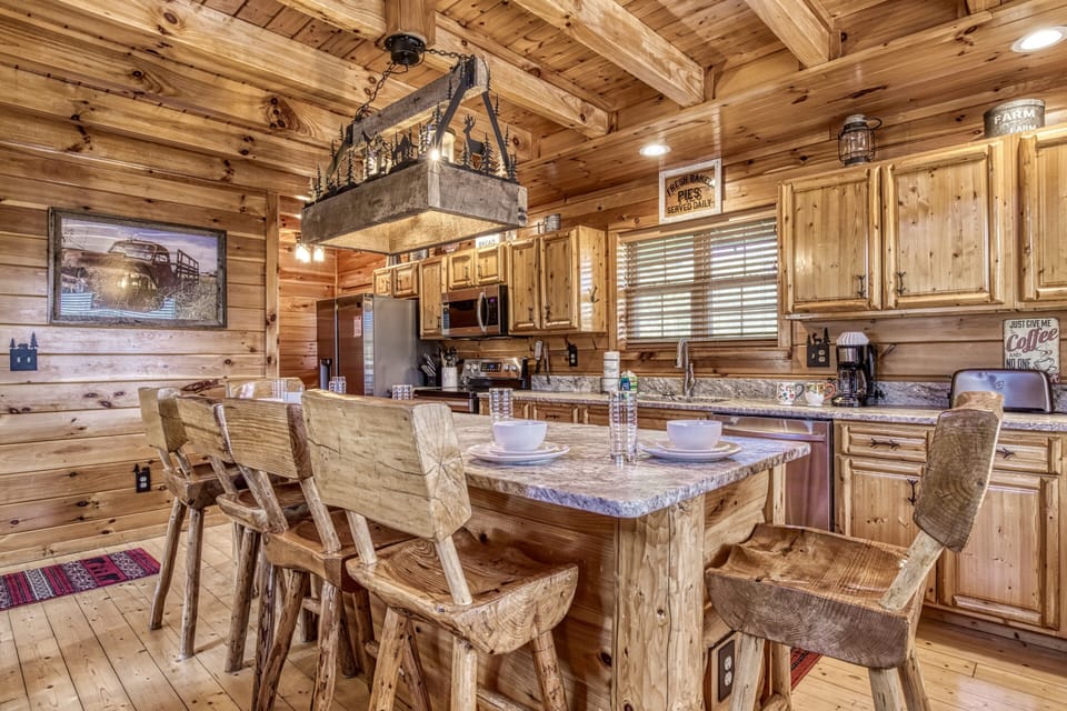 Luxury Cabin in the Smokies - Perky Peaks Lodge - Kitchen with bar top with seating for 6