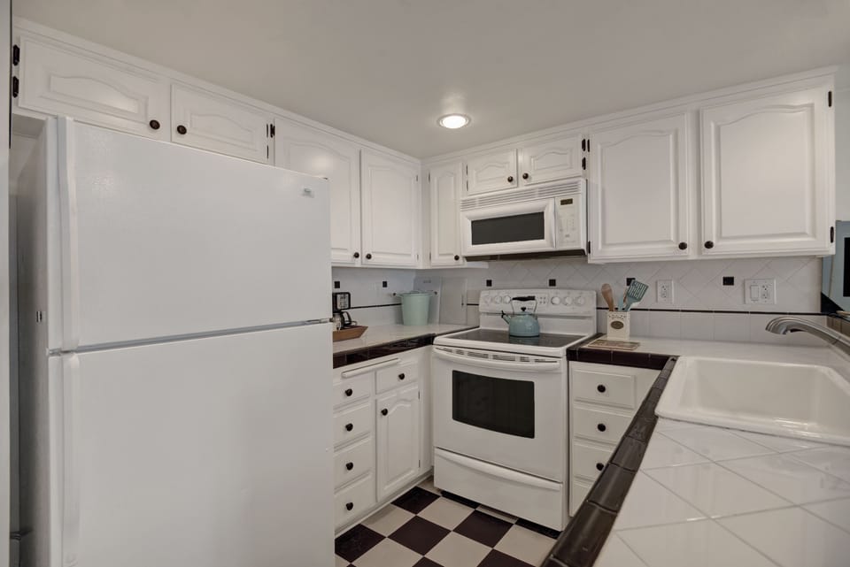 11 KITCHEN TIGHT
