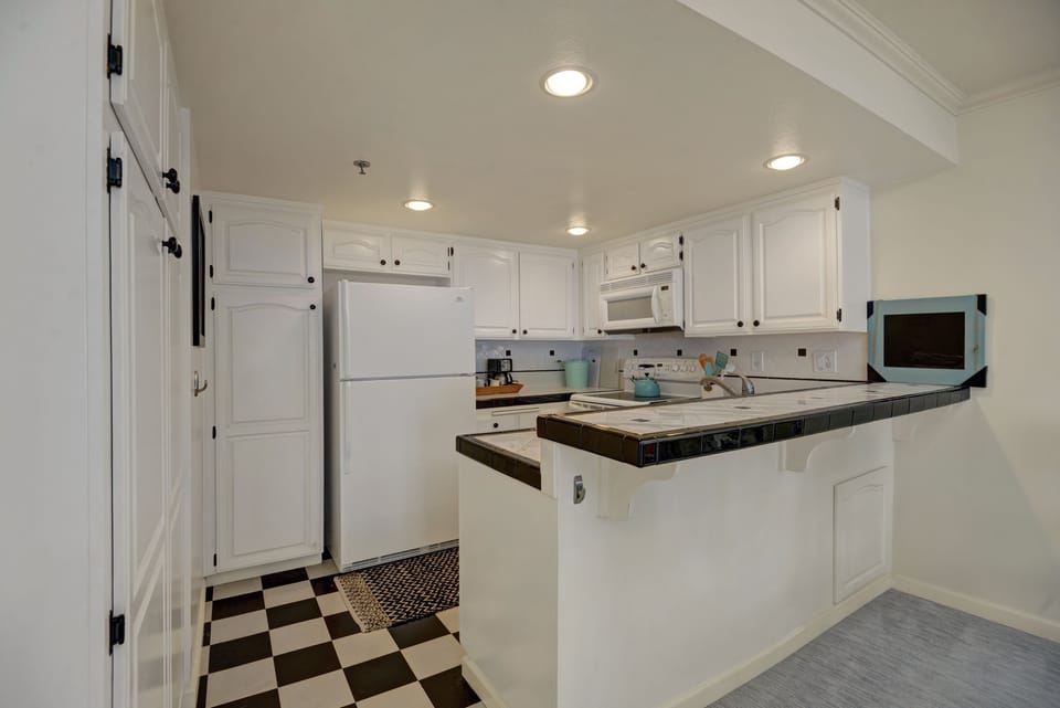 10 KITCHEN