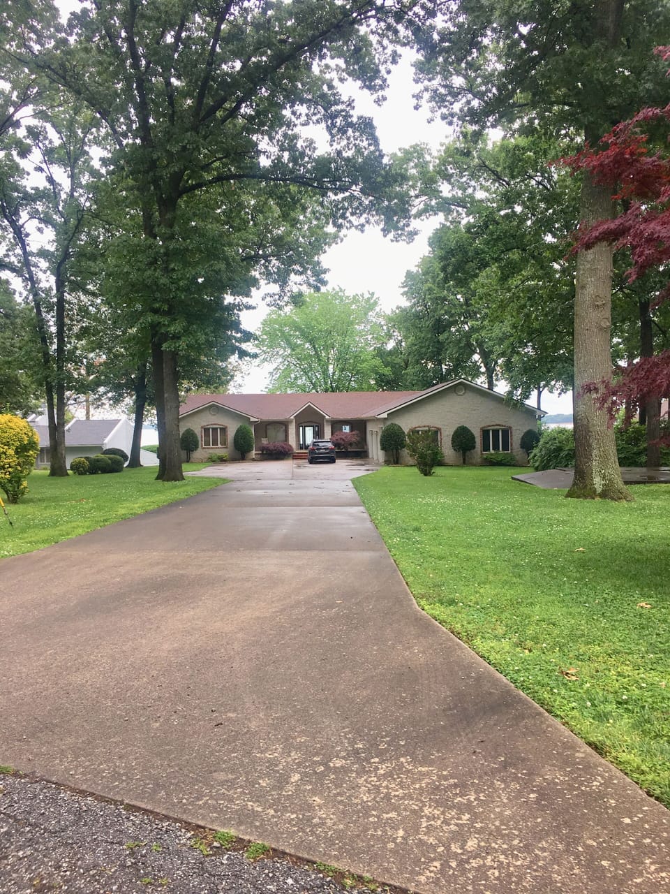 Nice driveway up to home.