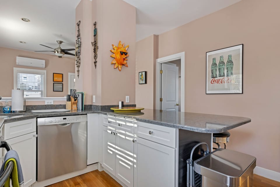 quartz counters & stainless steel appliances