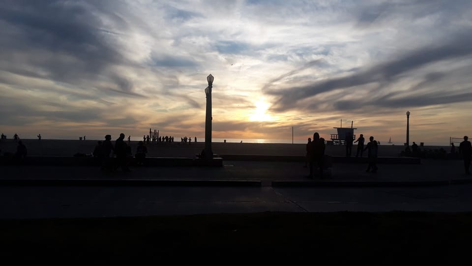 Santa Monica Walk To Beach, Bike Path, Shops and Restaurants House in Venice Beach