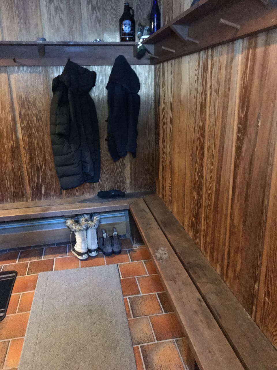 Large entry gives plenty of space for coats, boots snd ski equipment