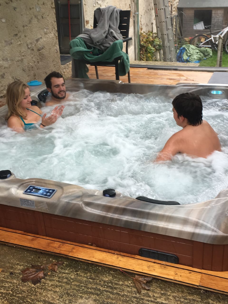 Outdoor spa tub
