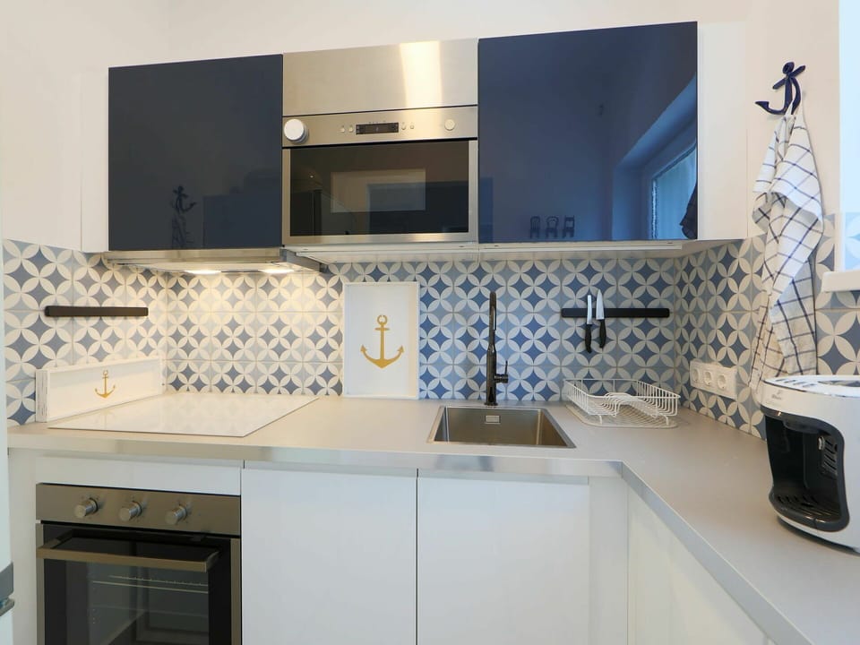 Property, Room, Tile, Countertop, Interior Design, Kitchen, Cabinetry, Furniture, Architecture, Bathroom