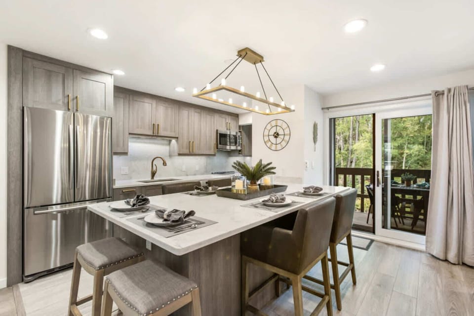 Designer kitchen: Custom cabinetry, Island dining for 6, well appointed for effortless meals.