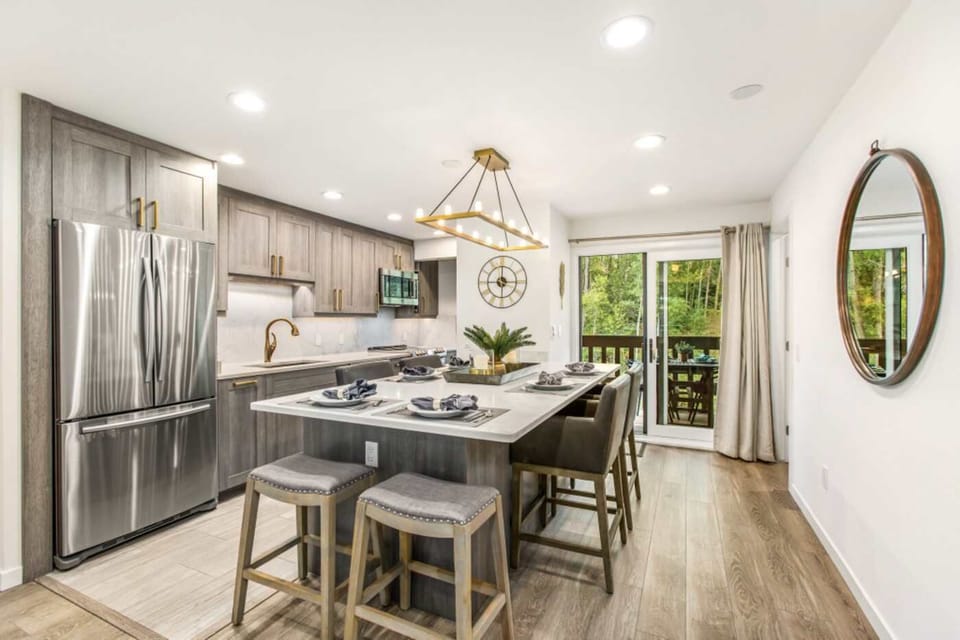 Designer kitchen: Custom cabinetry, Island dining for 6, well appointed for effortless meals.