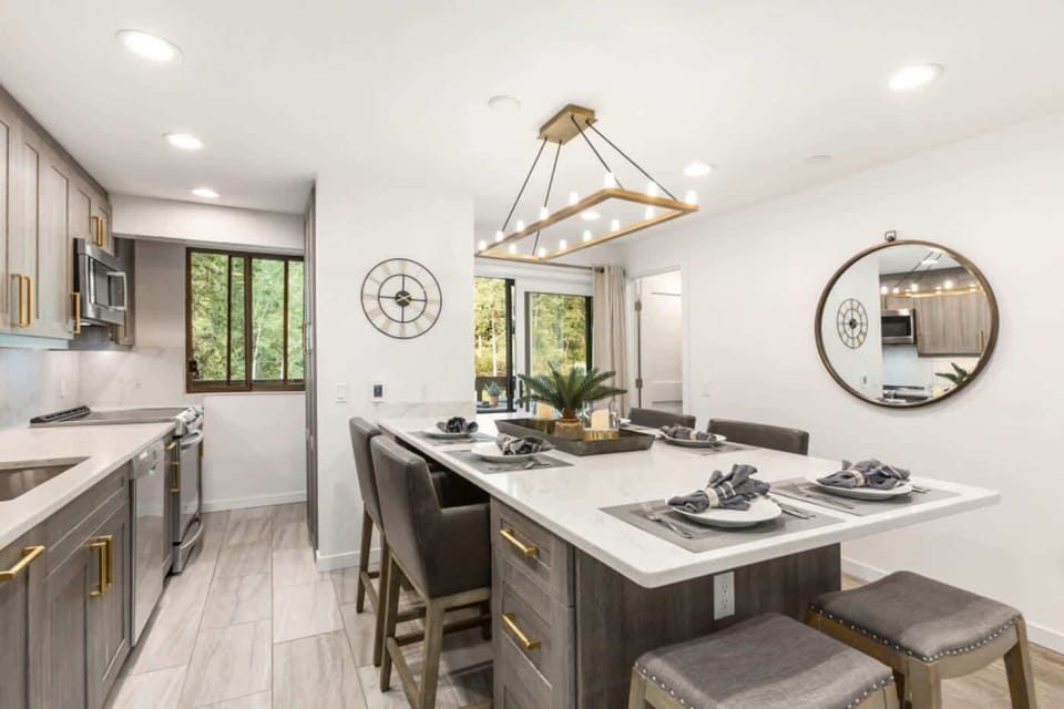 Designer kitchen: Custom cabinetry, Island dining for 6, well appointed for effortless meals.