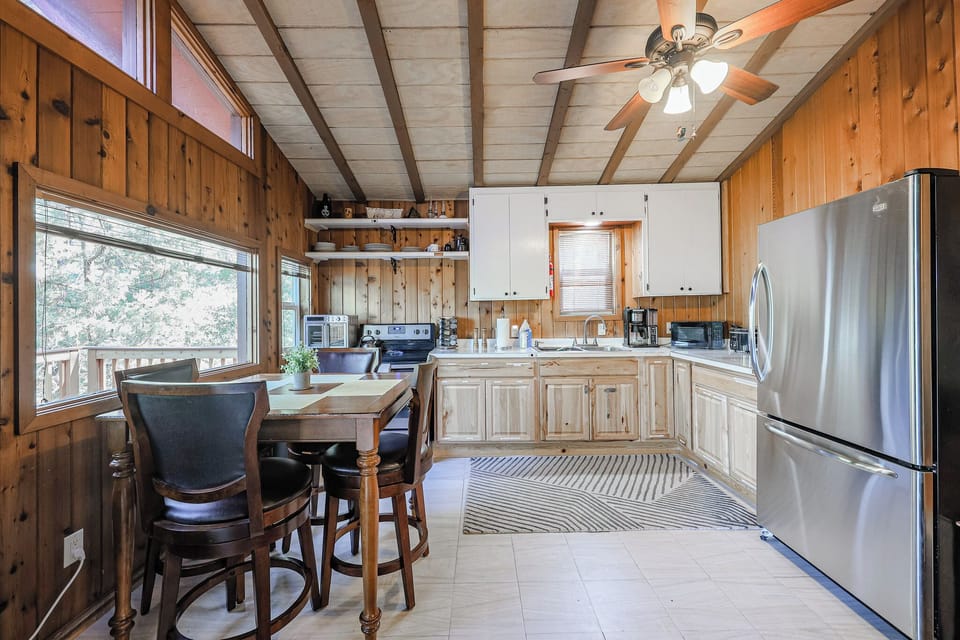 Old photo to show entire kitchen area. Flooring has since been updated. 
