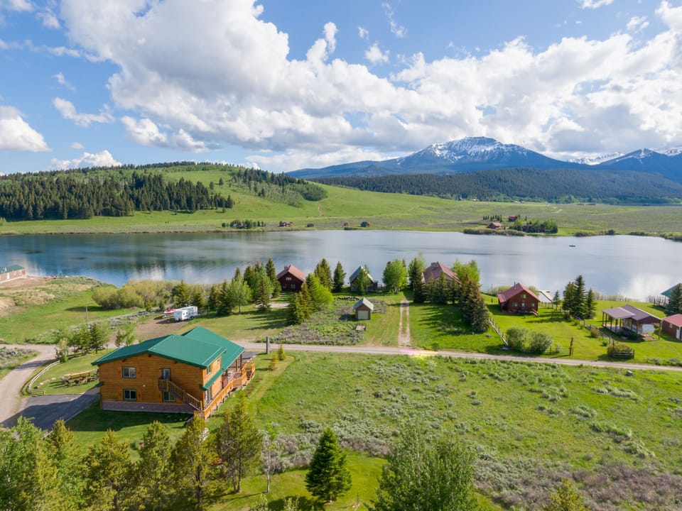Henrys Hawk ~ a stone throw from Henrys Lake w/ gorgeous lake and mountain views