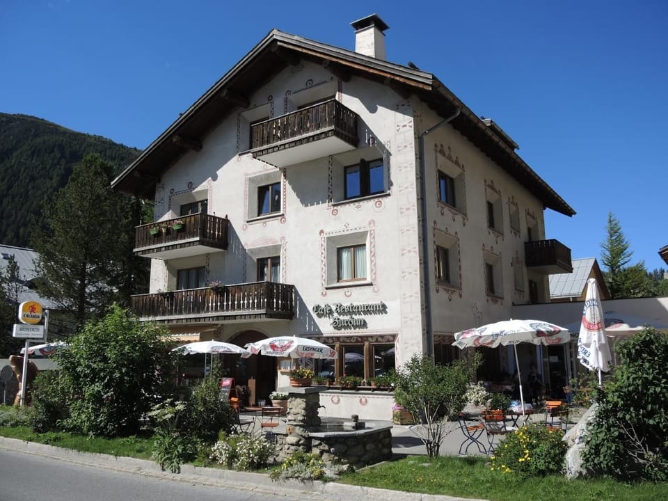 The Chesa Truog in summer 2021. The flat is located under the roof, top right.