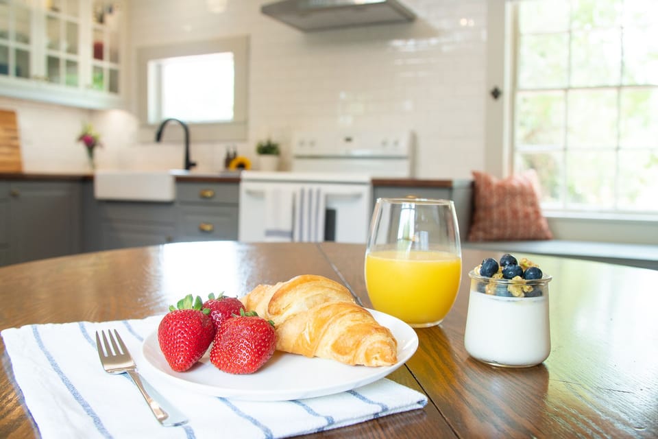 Enjoy your meals in the bright & sunny kitchen.