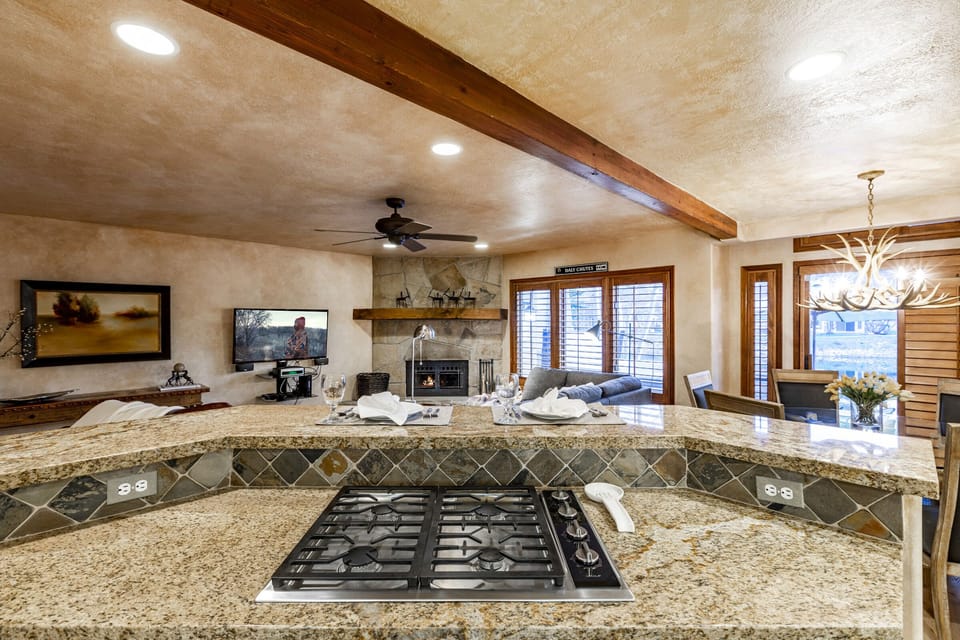 The kitchen boasts a gas stovetop with 4 burners