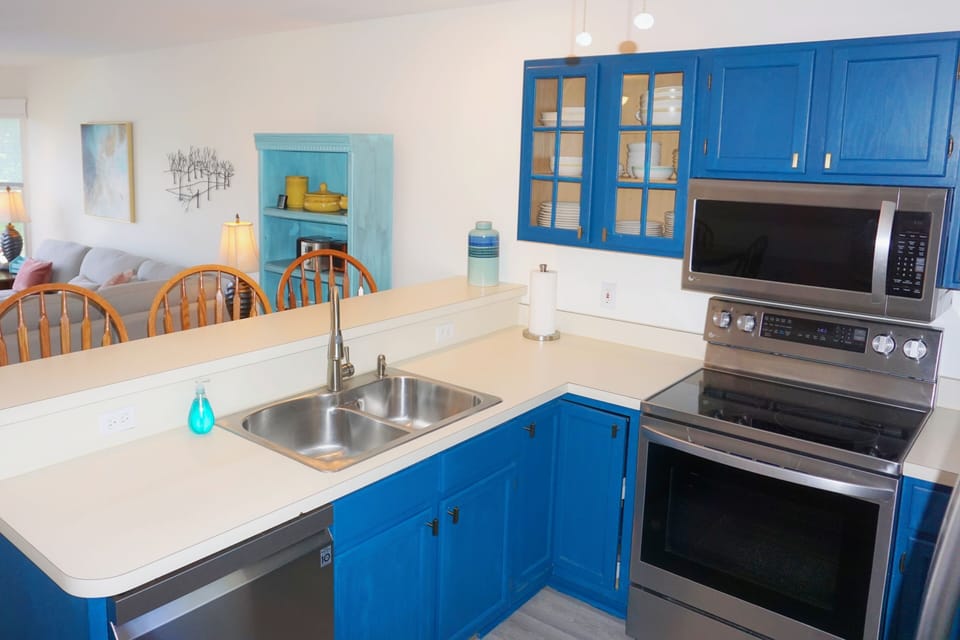 Kitchen w/stainless-steel appliances and peninsula with seating for 3.