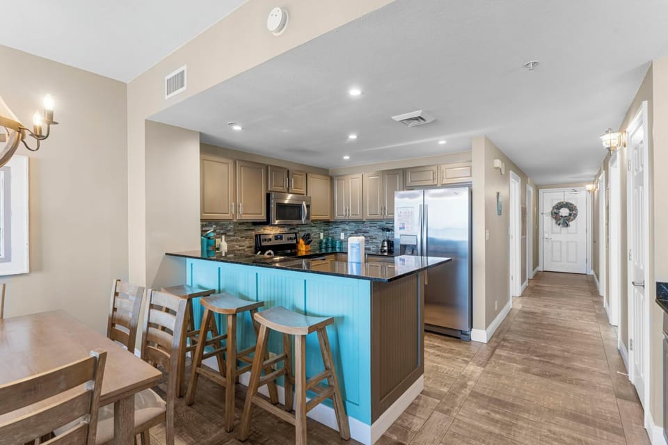 Kitchen with Breakfast Bar