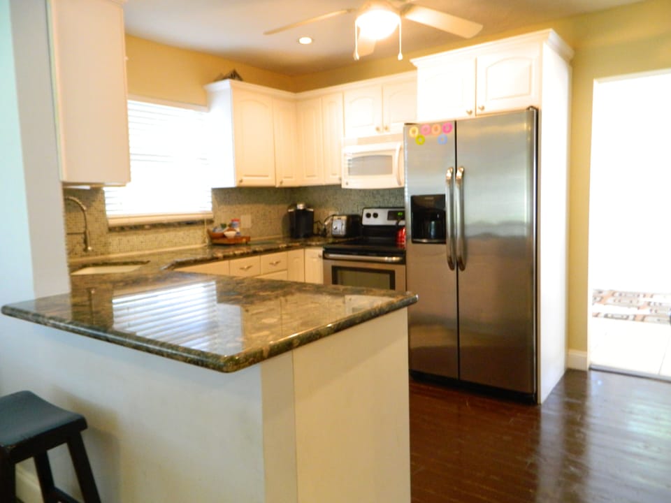 Stainless steel appliances, bring your favorite grill or oven recipes.