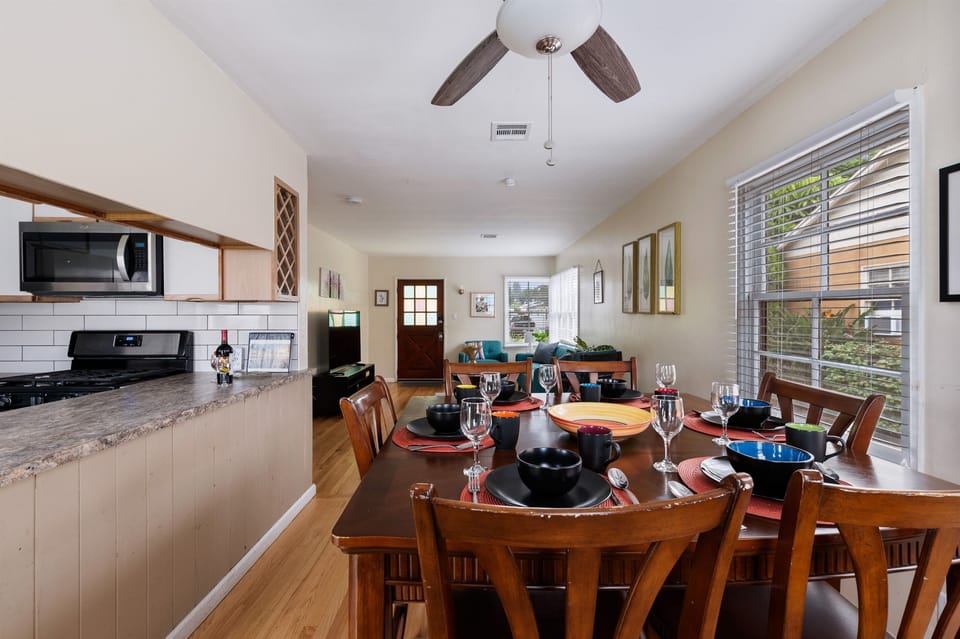 Dining room set and ready for a delightful dinner!