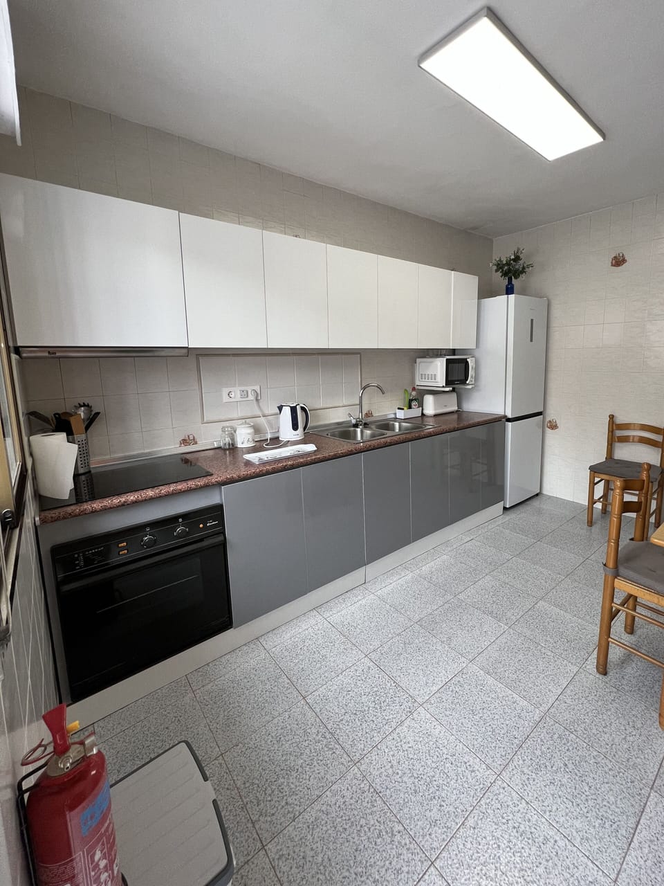 Oven & hob. Kitchen table with 4 chairs.