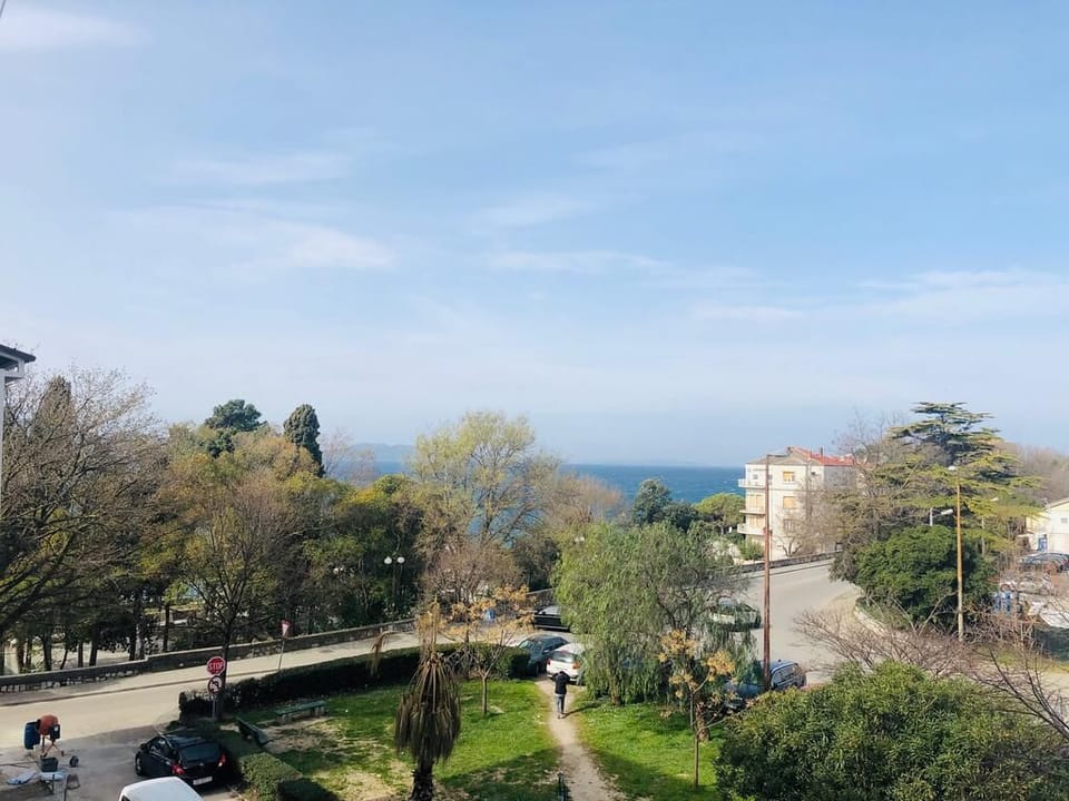 Apartment 250 to the beach, 5-6 people, balcony, sea view, free WiFi, parking Apartment in Zadar