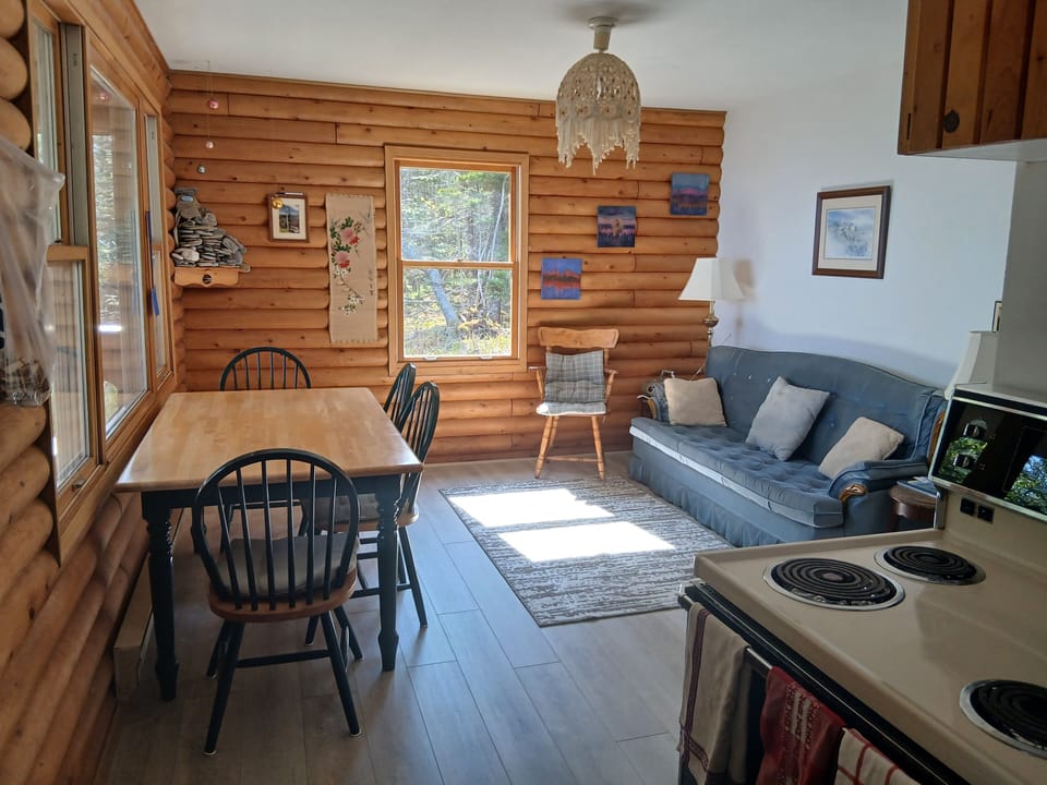 livingroom log cottage 1