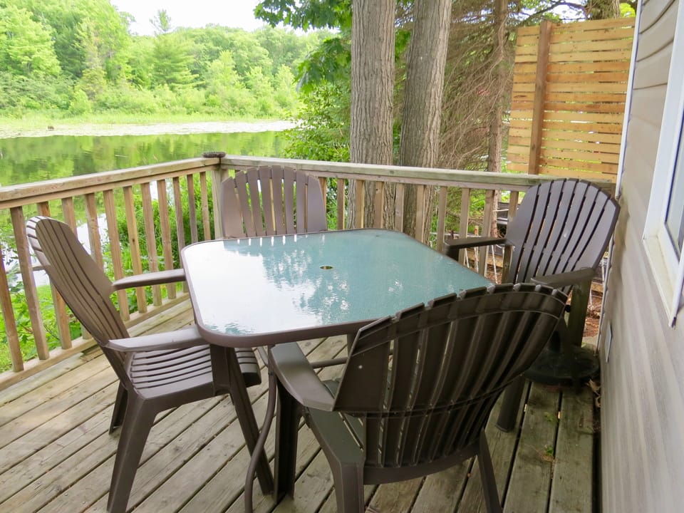 Cottage B Deck patio table