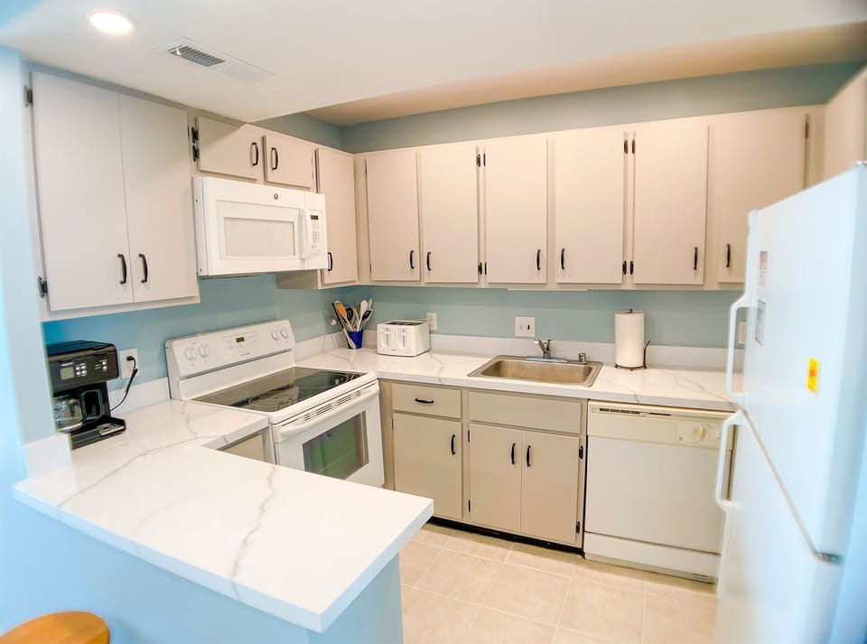 Full kitchen with everything you need!
