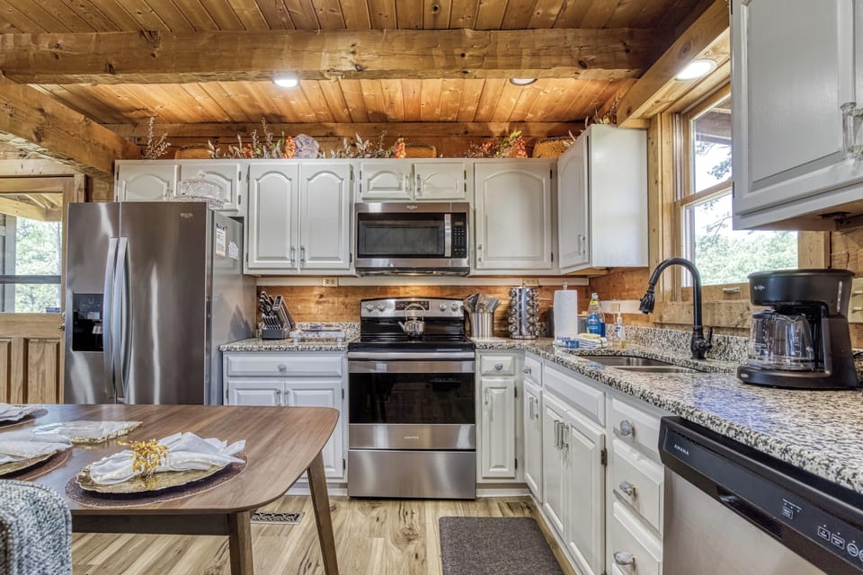 Smoky Mountain Log Cabin "Secluded Summit" - Fully furnished kitchen with granite countertops