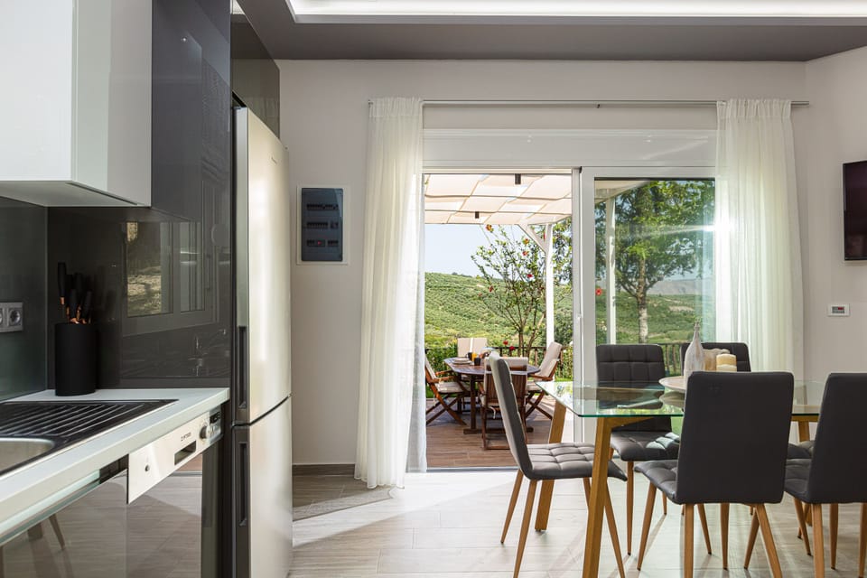 An aspect of the amazing kitchen and dinning area.