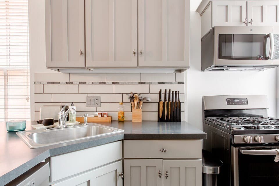 Fully equipped kitchen ready for anything from quick breakfasts to full home-cooked meals. #TravelComfort 