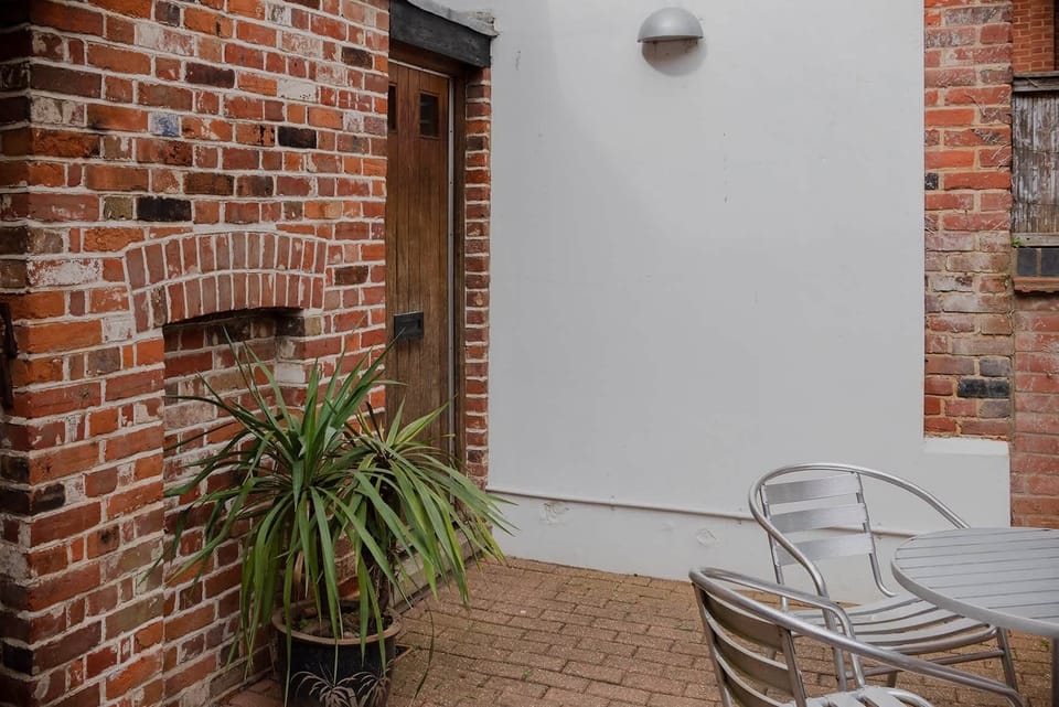 Shared courtyard and entrance to FF Weavers