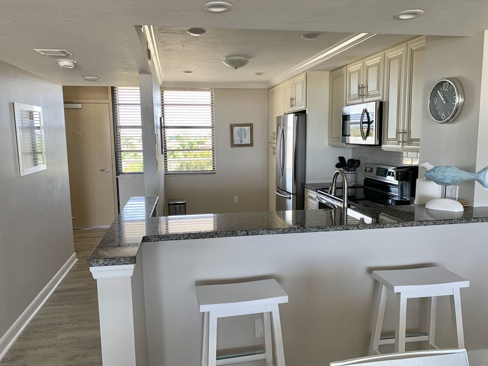 Kitchen w Keurig + Regular grind, Toaster, Microwave, etc