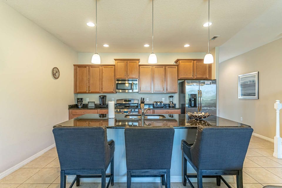 Fully equipped kitchen (drip coffee maker and Keurig option)