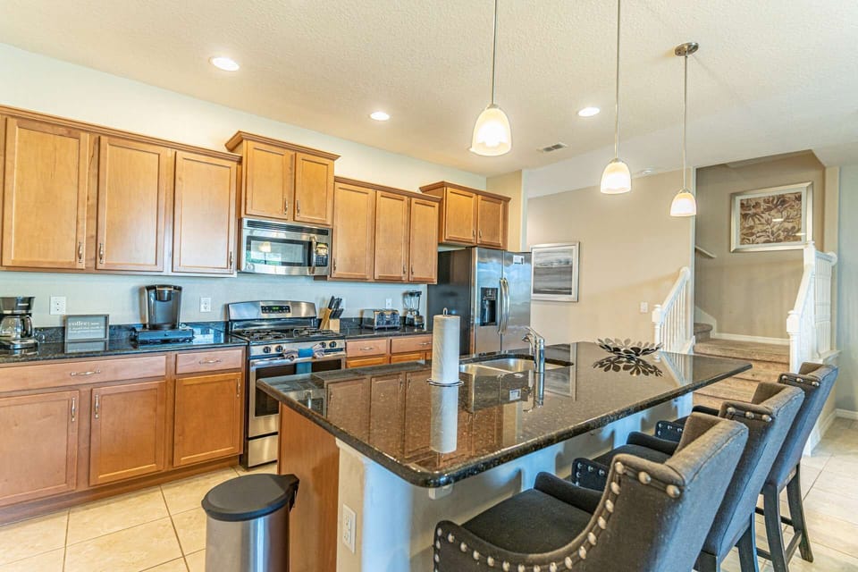 Fully Equipped Kitchen w/Breakfast Bar Seating for Three (3)