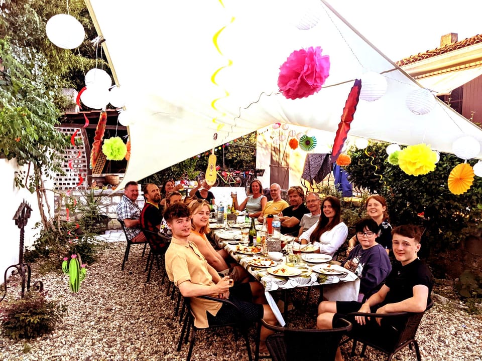 Groupe, repas dans le jardin de la maison/Group meal in house garden