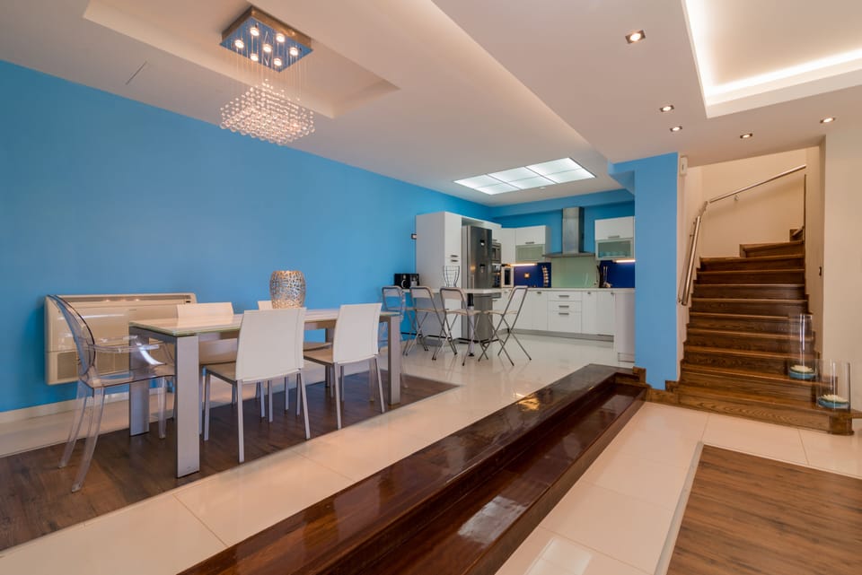 Uranus Home features a dining area & a fully equipped kitchen.
