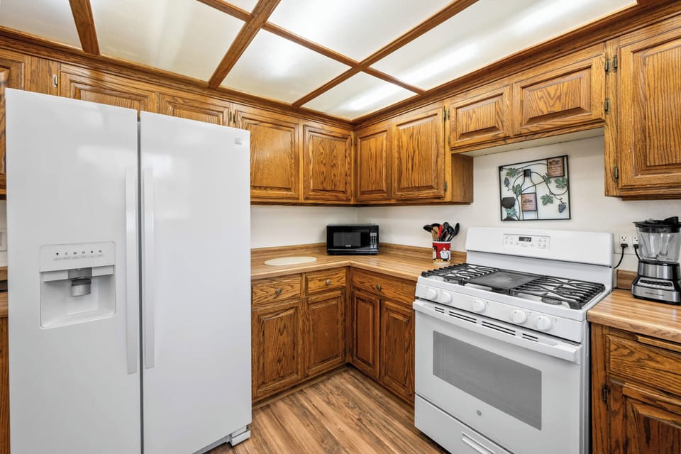 Kitchen - Full Open Kitchen with newer appliances.