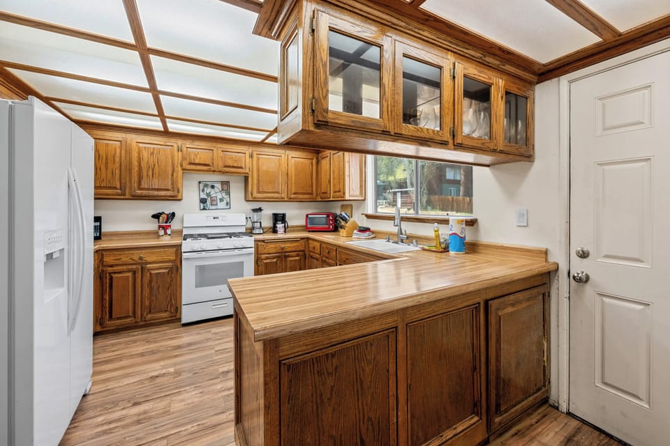 Kitchen - Full Open Kitchen with newer appliances.