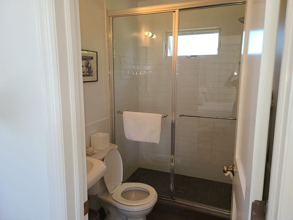 Bath with Walkin Shower 