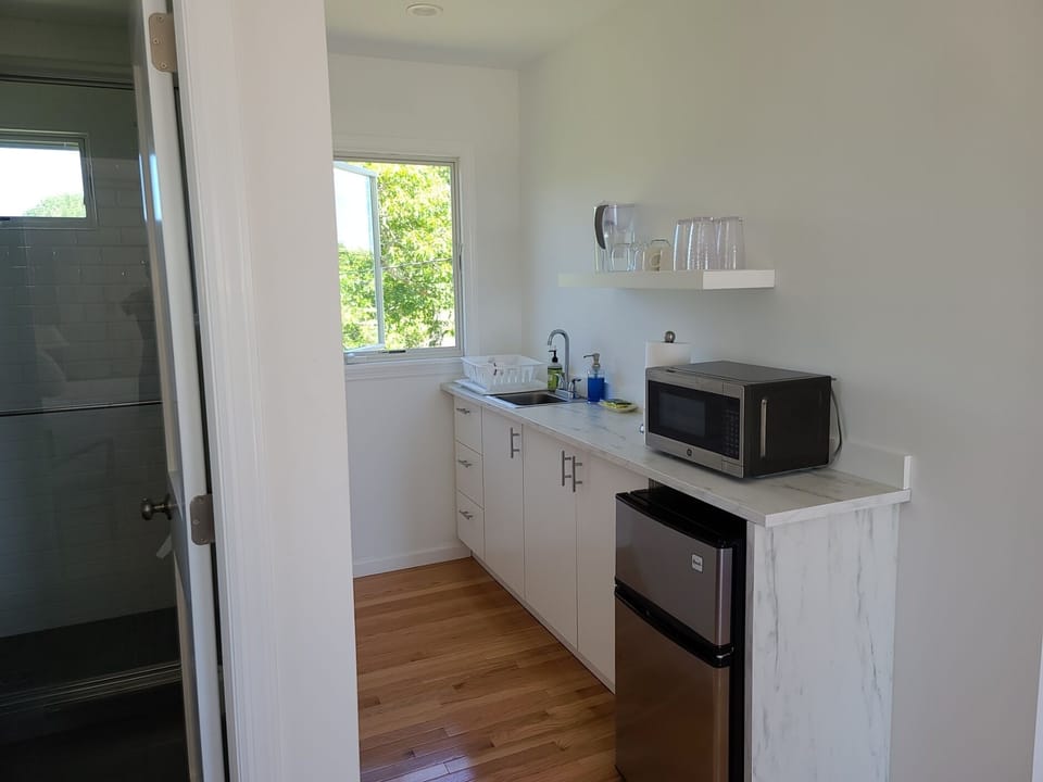 Galley Kitchen/ No Stove