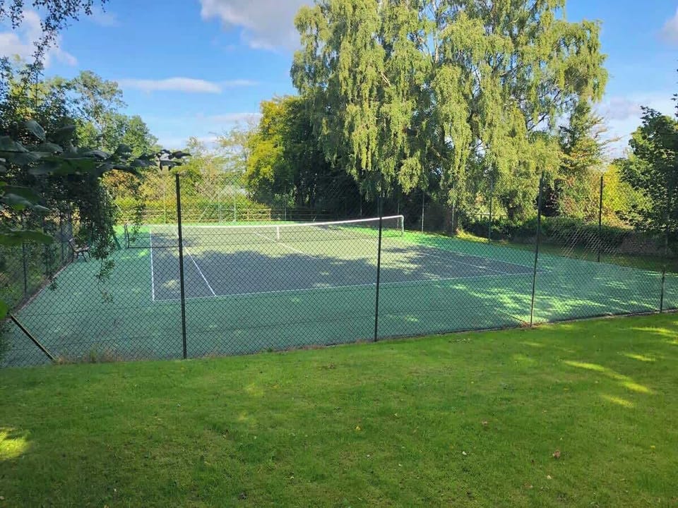 Access to a newly surfaced tennis court (racket sports only :)