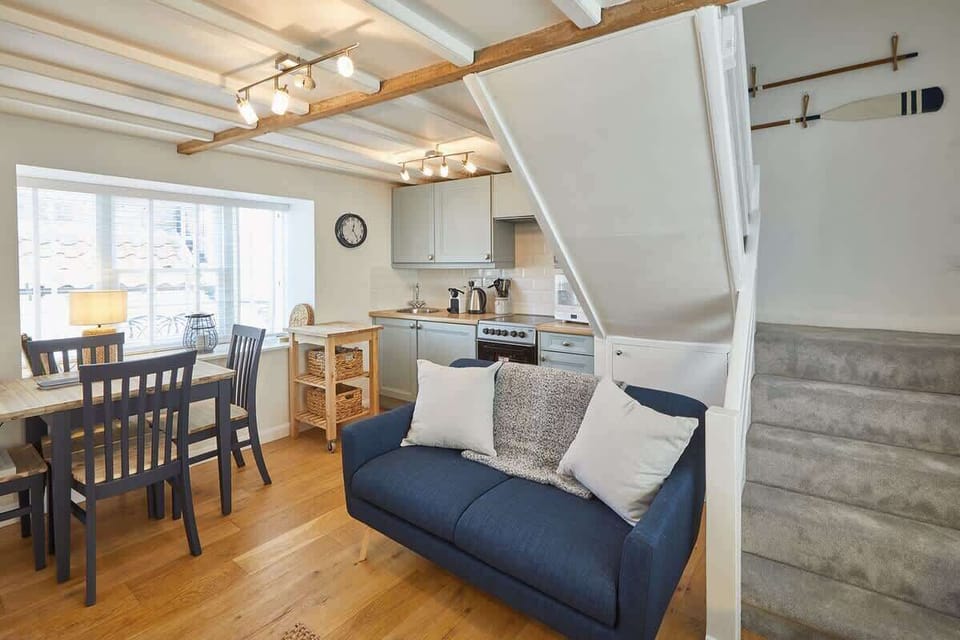 Amber Cottage, Whitby - Host & Stay