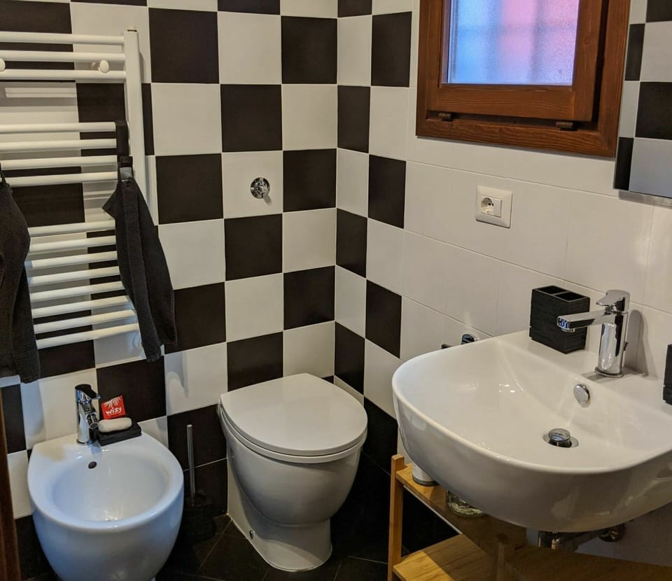 Bathroom, Property, Toilet, Room, Wall, Tile, Bathroom Sink, Toilet Seat, Plumbing Fixture, Interior Design