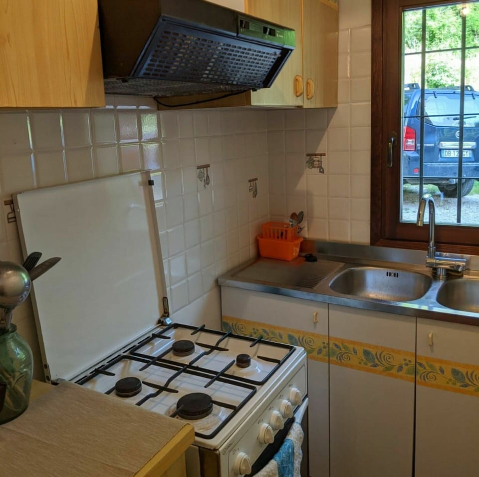 Tile, Room, Property, Gas Stove, Kitchen, Kitchen Stove, Countertop, House, Major Appliance, Cabinetry