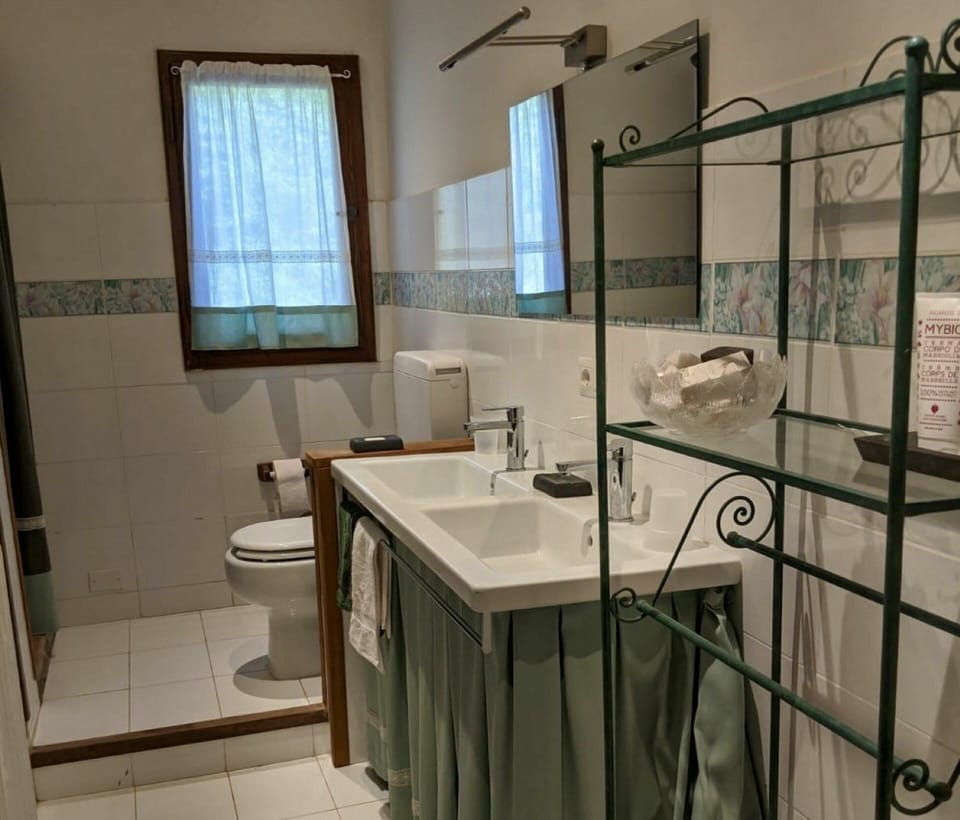 Room, Property, Bathroom, Furniture, Building, Interior Design, Floor, Tile, Architecture, Cabinetry
