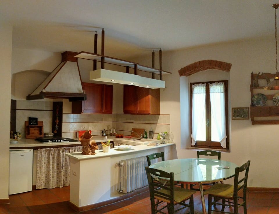 Room, Countertop, Furniture, Property, Kitchen, Building, Interior Design, Cabinetry, Ceiling, House