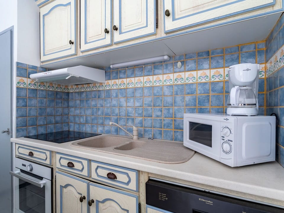 Cabinetry, Property, Kitchen, Product, Kitchen Stove, Kitchen Appliance, Interior Design, Countertop, Home Appliance, Floor