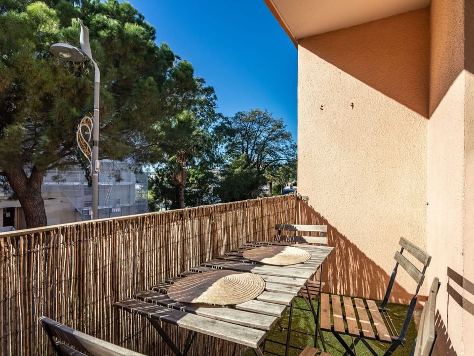 Daytime, Property, Light, Sky, Wood, Shade, Architecture, Wall, Tree, Real Estate
