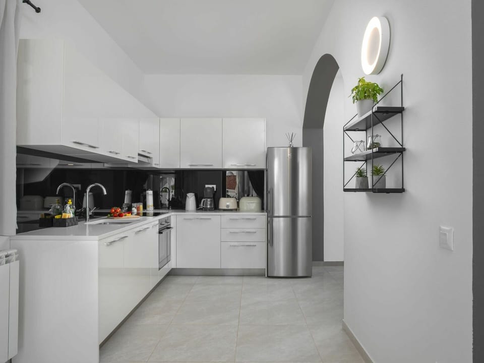 Cabinetry, Building, Countertop, Kitchen Appliance, Kitchen Stove, Interior Design, Kitchen, Automotive Design, House