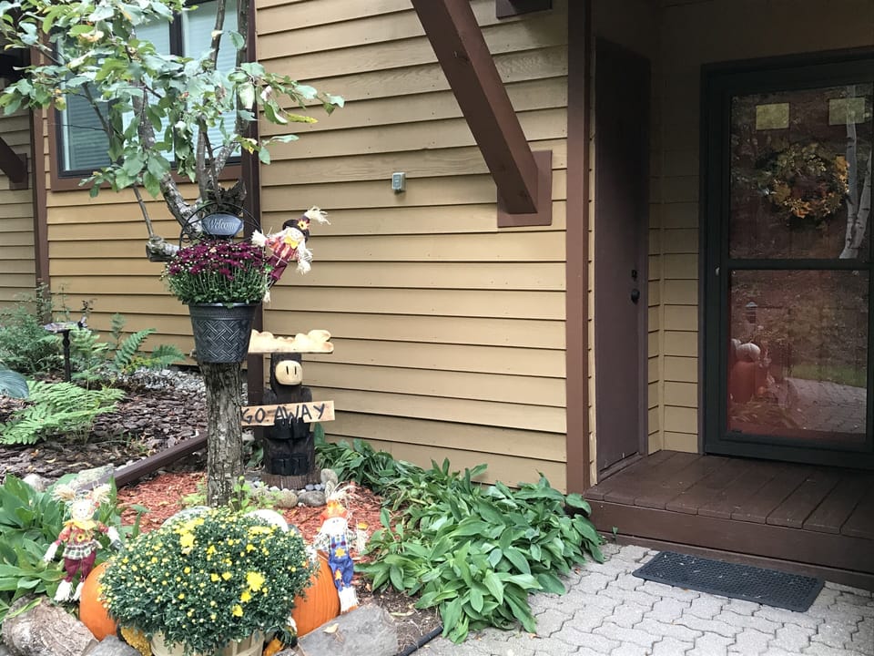 Another view of our front porch area... 